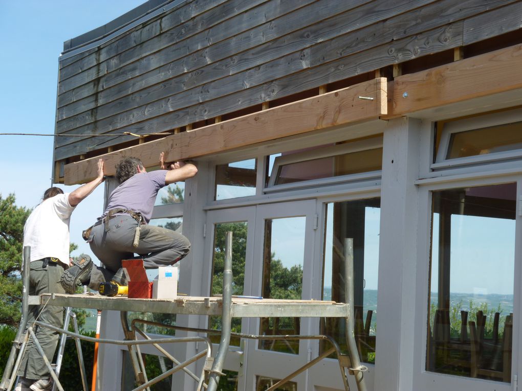 Réalisation d'une couverture de terrasse pour un VVF, village de vacances. Avant, pendant le chantier, et après...