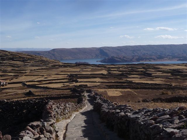 Dernier pays de notre TDM, le Pérou est surprenant. Arequipa et le canyon de Colca, les superbes paysages du lac Titicaca. Cuzco et l'invraisemblable Machu Picchu. Les mysterieuses lignes de Nazca et les iles Ballestras.  Lima et de bons moments ave