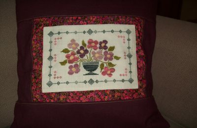 un coussin à fleurs