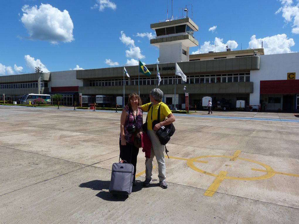 Voici quelques photos de notre voyage aller. Départ Genève, puis Londres, San Paolo et enfin Foz do Igazu. 31 heures au total, nous sommes contents d'arriver! Sur l'une des photos vous remarquerez que Béa est capable de dormir comme les chinois!