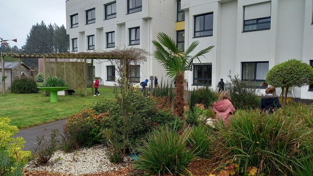 Chasse à l'œuf avec les enfants du centre de loisirs de Pont scorff