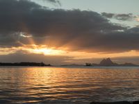 Dernier coucher de soleil avec vue sur Bora Bora et passage de naiades en kayak !