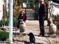 En terrasse avec mes parents, au milieu des années "50" - La maison du père à Mirebeau - mon père et notre fille Amélie dans le jardin de Mirebeau en 1981.