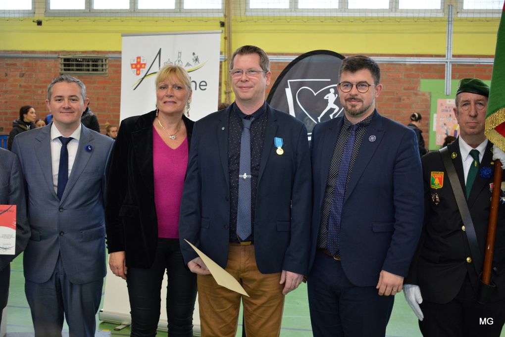 Ludovic Lebrun recevant la médaille de la jeunesse, des sports et de l’engagement associatif.