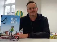 « Entre deux gares », la BD de Sébastien Samson entre les mains de tous dès le 3 janvier 2024. *Photo NR* // Dédicace de l'auteur à Poitiers le 10.02.2024 //  Clou souvenir année 37....