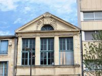 Sur une façade, boulevard de la Rochelle (à l'angle de la rue des Minimes)