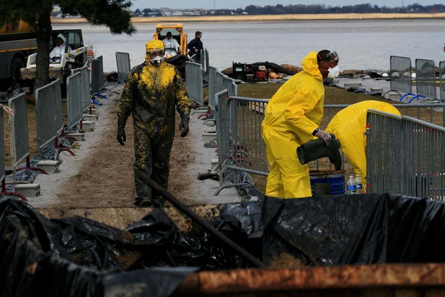 Pollution de l'estuaire de la Loire au fuel lourd par la raffinerie Total de Donges 2008