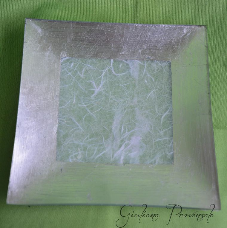 N25_2018_Piatto vetro quadrato 15 x 15 cm con bordo foglia argento e rifinito con carta di riso bianca