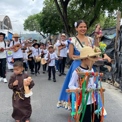 Escolares de Los Guayos celebraron onceavo desfile en honor a San Antonio de Padua
