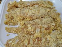 2 - Mettre le riz à cuire (voir temps de cuisson sur le paquet suivant riz choisi). Saler les aiguillettes de poulet sur les 2 faces et les tremper dans l'oeuf battu, bien les rouler ensuite dans le mélange chapelure-amandes-cacahuètes. Verser un filet d'huile d'olive dans une poêle, attendre que l'huile soit bien chaude et faire dorer les aiguillettes 3 mn sur chaque face. Les déposer très rapidement sur du papier absorbant pour éliminer l'excédent d'huile et les disposer ensuite dans un plat creux sur un lit de salade.