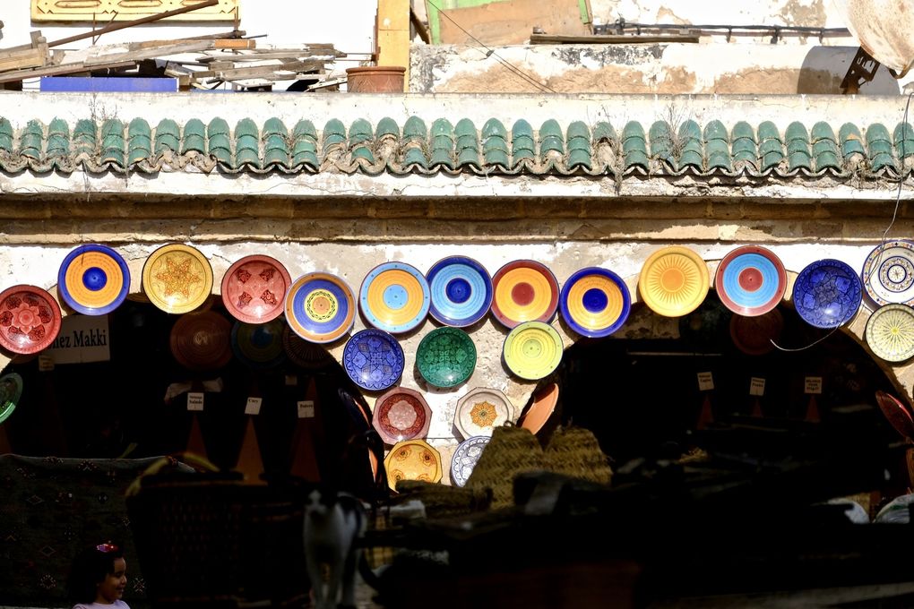Messieurs et Mesdames, si vous avez envie "de grimper au rideaux", et redonner un sens à votre libido c'est à Essaouira qu'il faut aller. Un clin d'oeil à la médecine d'antan pour ne pas oublier que les médecins arabes étaient parmi les plus avancés de la planète et un peu comme la médecine chinoise, très à l'écoute de l'influence des énergies sur le corps humain...de l'Argan à pétrir pour votre jolie petite mine et des olives bien noires qui ne demandent qu'à être dégustées....eh ben c'est aussi ça la Médina, de l'imprévu et de la magie, de la couleur et du goût, des sons et odeurs....
