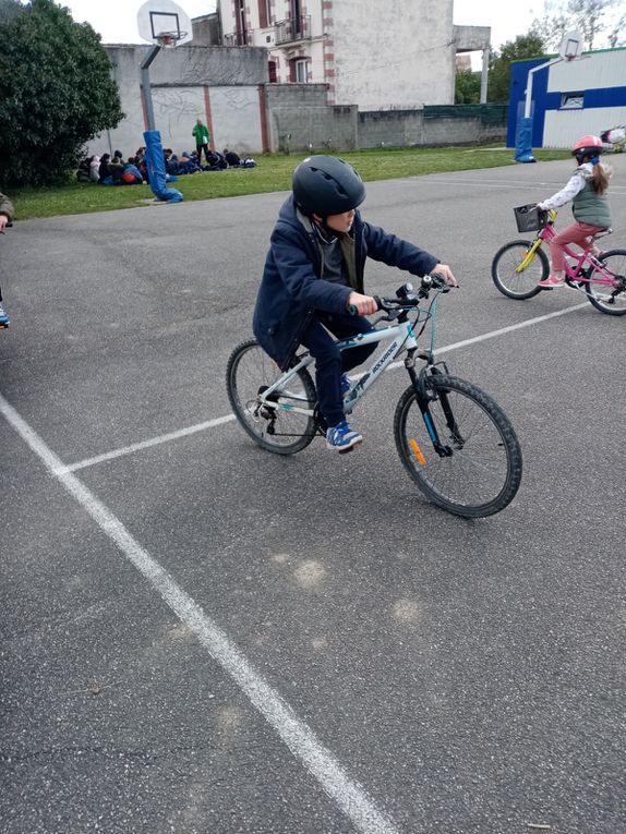 Quelques photos de nos entraînements vélos au stade avant nos exploits sur le bord du canal !