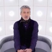 Antoine de Caunes revient sur sa première prestation de maître de cérémonie des César: "J'ai vraiment eu le sentiment d'ouvrir la porte d'un congélateur" - VIDEO