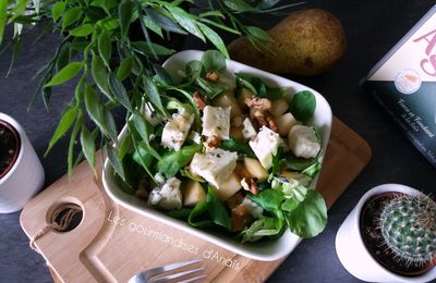 Salade de mâche, roquefort et poire