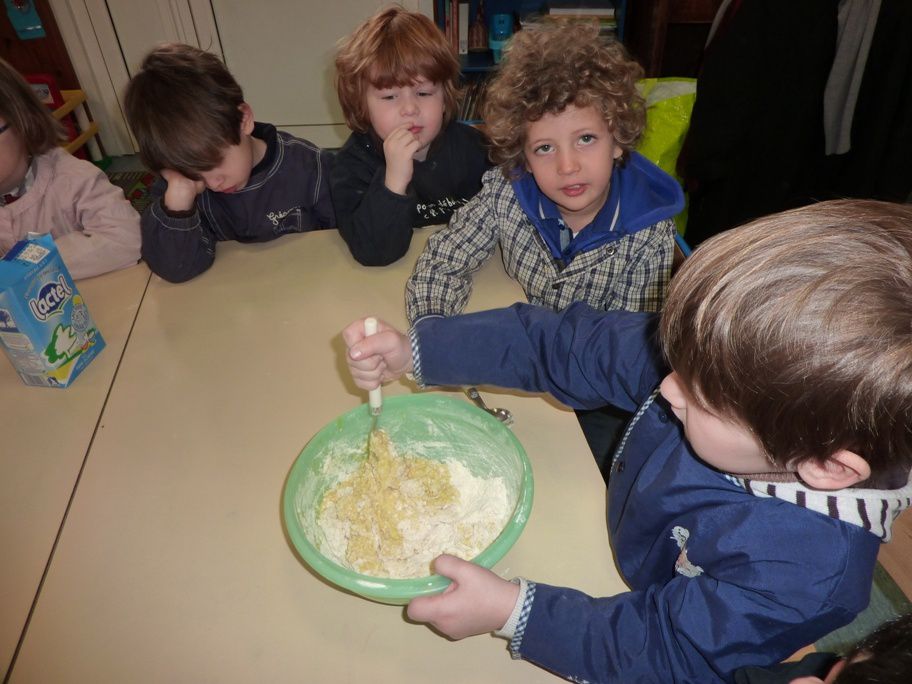 Les maternelles ont eu un spectacle a Ste Marie, et ont fait des crêpes...