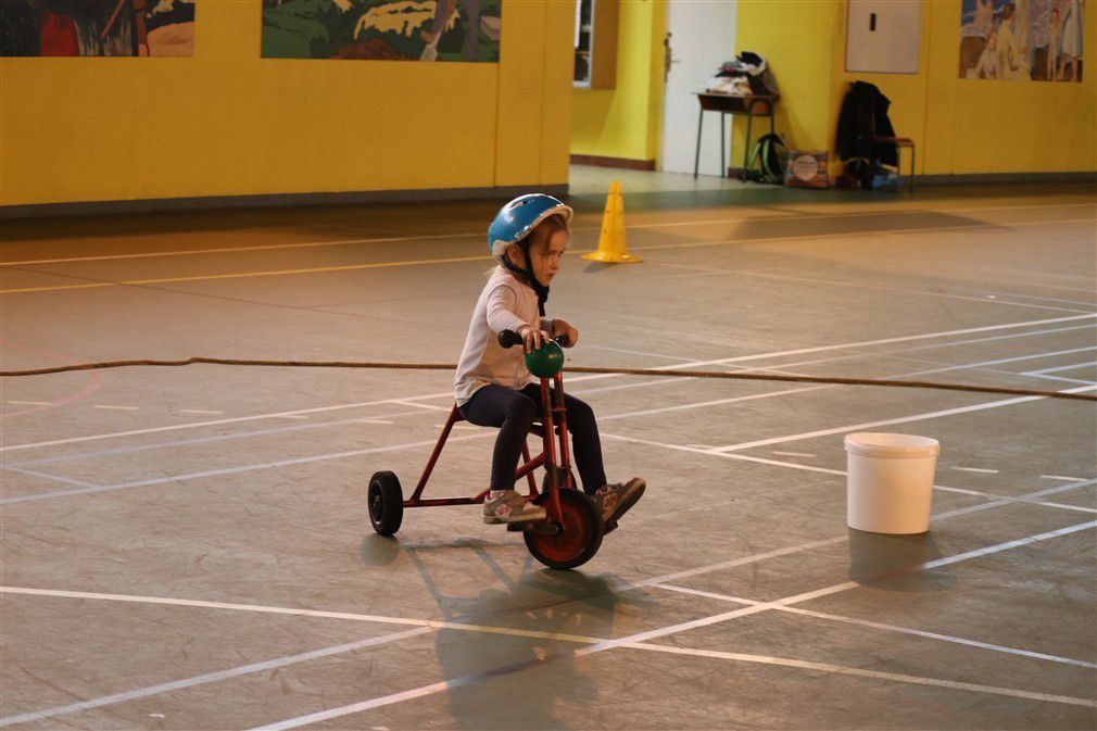 Rencontre sportive en maternelle