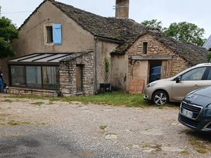 Une bergerie transformée en gîte ; une ruine et le toit en lauze. (Photos de Solange.)