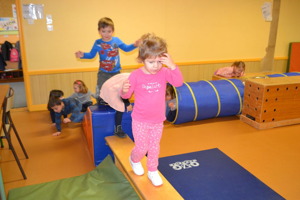 Depuis la rentrée, nous bénéficions du matériel Educ'Gym de la SCOL. Nous rampons, grimpons, marchons en équilibre, sautons, passons par dessus par dessous...