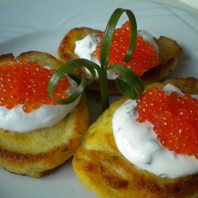 Pancakes expresse de pommes de terre aux œufs de saumon