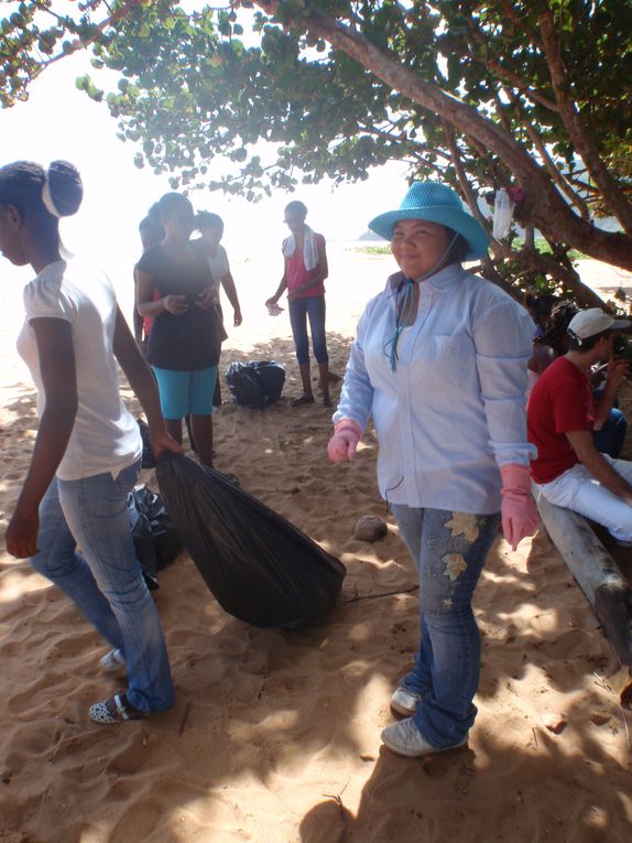 Initiatives Océanes 12 mars 2010 - Melkior Garre et Max Joséphine réunit pour nettoyer 2 plages de Cayenne, 120 personnes environ !