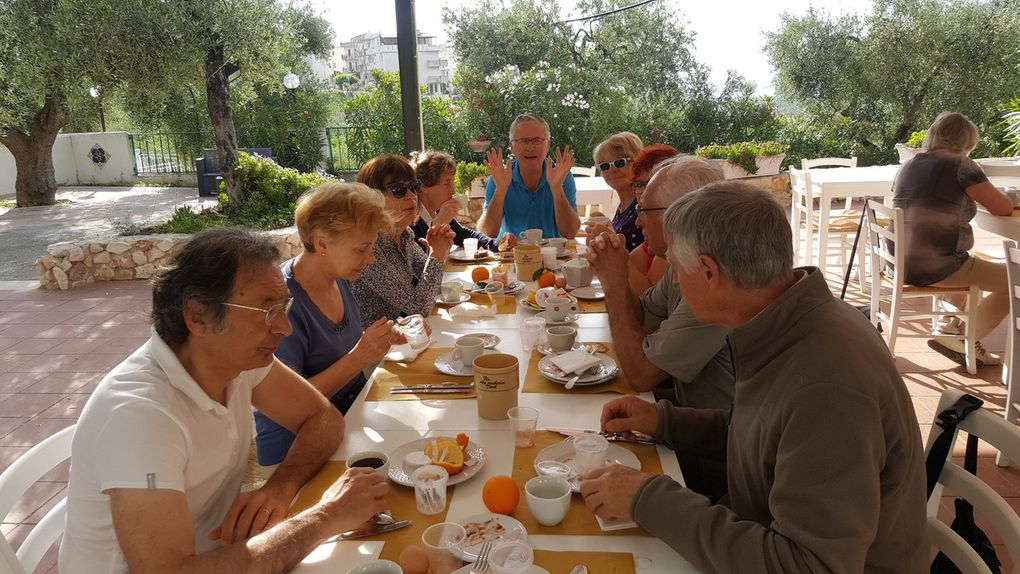 Superbe petit déjeuner au soleil avant d'attaquer la journée.