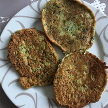 Omelette à la courgette, farine et persil en galette 
