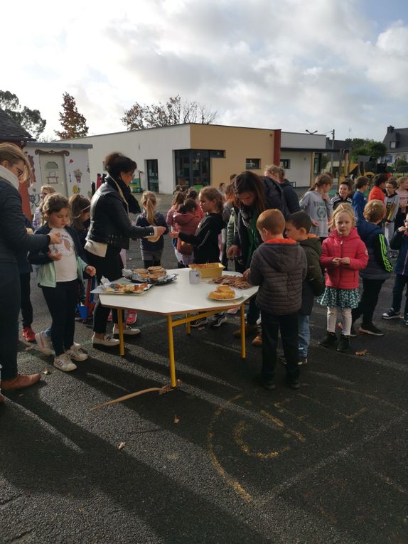 Dans le cadre de la semaine du goût et en lien avec le projet de l'école le patrimoine les élèves ont réalisé des recettes  100% bretonnes.   Tous les élèves de l'école étaient mélanges jeudi matin , petits et grands ont collaboré pour cuisiner des crêpes, des galettes, un far, un quatre-quart et des sables bretons.  La dégustation a eu lieu vendredi sur la cour pour finir la semaine avec curiosité et gourmandise. 