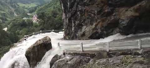 Népal : la route sous la chute d'eau