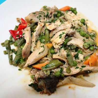 Poulet au wok de légumes au curry panang et lait de coco (savoureux, rapide, économique)