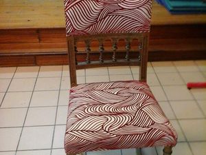 jolies chaises de style Henri Il relookées d'un tissu art déco ces chaises ont été réalisées par un élève de l'association d' Ivry La Bataille l