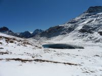 Le lac Rond où se reflètent les sommets et, plus bas, le lac du col de la Vanoise avec les premières traces de gel.