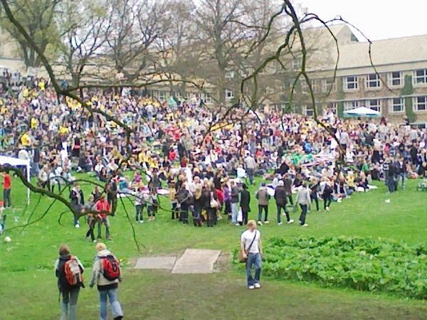 Avril 2008, parce que l'université, Kapsejlads!
Course de beteaux sur le lac. 4 équipes de 4. Il suffit de traverser le lac, de boire une bière, de tourner dix fois autour de la bouteille, de remonter dans le bateau et traverser le lac... et c'es