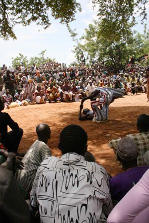 Voici 88 photos prises le dimanche 2 juillet 2006 lors de la f&ecirc;te du chef du village de Zorgho au Burkina Faso.<br /><br /><span style="font-size: 10pt; font-family: Arial;"><font size="1" style="color: rgb(255, 153, 0);"><a href="http://www.ecole-de-tenso-au-burkina.net ">&copy; www.ecole-de-tenso-au-burkina.net </a><br />Tous droits photos reserv&eacute;s</font></span>