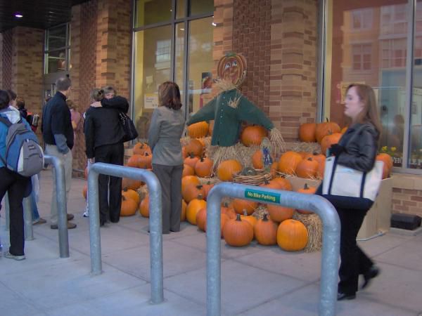 Tout au long de mon s&eacute;jour, je vois les maisons se v&ecirc;tir de costumes diff&eacute;rents... Halloween, Thanksgiving, No&euml;l. Voil&agrave; qui occupe les petits (et les grands !).<br/>
<br/>
En octobre, les maisons washingtoniennes se parent de leurs plus beaux atours : toiles d'araign&eacute;es, squelettes d&eacute;sarticul&eacute;s, citrouilles grima&ccedil;antes et autres sorci&egrave;res accroch&eacute;es aux arbres... Halloween n'est pas loin. Quelques jours avant le 31, d'ai