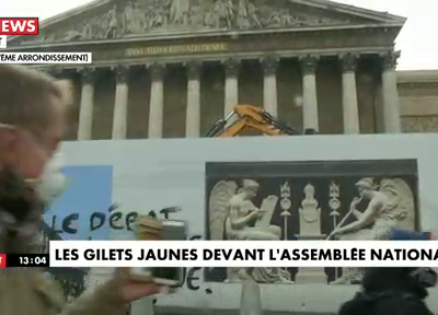 Gilets Jaunes - Regardez les images des manifestants qui ont tenté de pénétrer dans l'Assemblée Nationale peu après 13h provoquant une vive réaction des forces de l'ordre