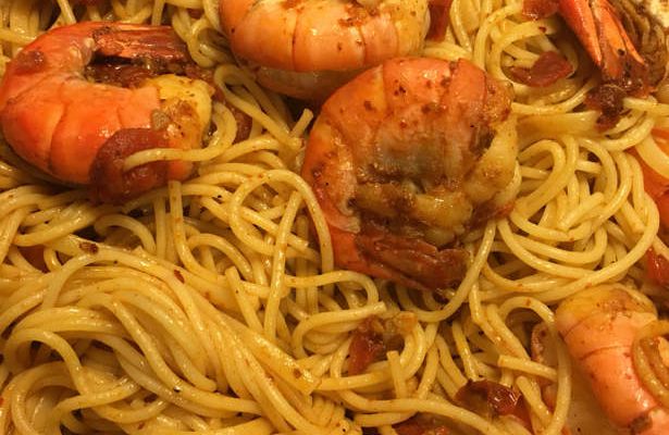 Spaghetti aux crevettes et aux tomates séchées 