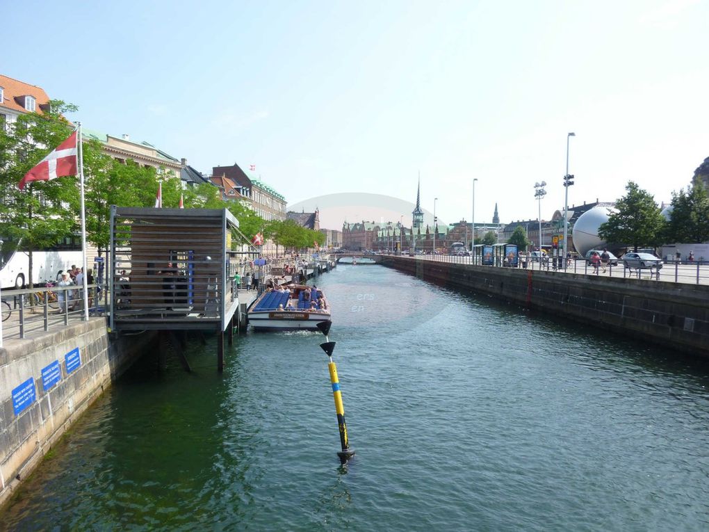 Bienvnue à Copenhague ! Fondée au Xe siècle par les Vikings, Copenhague est à l'origine un village de pêcheurs, fortifié en 1167. La ville devient la capitale du Royaume de Danemark dès le début du XVe siècle. Aujourd'hui, 602 481 personnes vivent dans cette superbe ville scandinave.