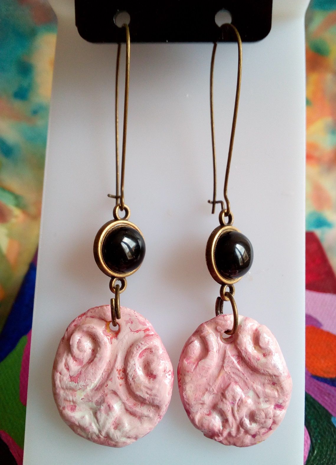 Fait mains en france,par artiste peintre,boucles oreille onyx noire pierre precieuse avec pendentifs ceramique rose ancien et fermoirs crochets longs,cadeau fete anniversaire noel,bobo boho gothique art nouveau baroque