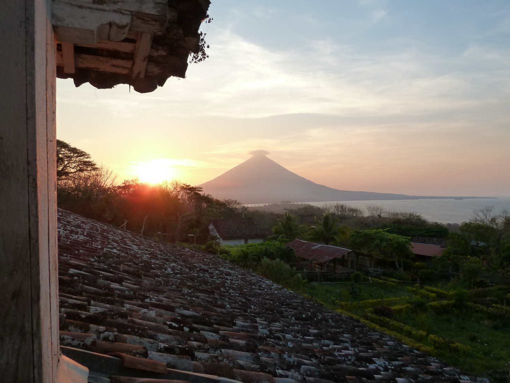 Une semaine sur l'île d'Ometepe du 15 au 22 avril 2011.
L'île d'Ometepe située sur le lac de Nicaragua est la plus grande île entourée d’eau douce du monde. Elle est constituée de deux volcans: Conception (1610m) et Maderas (1394m). Nous avon