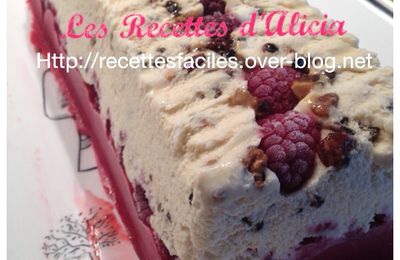 Buche glacée nougat framboises 