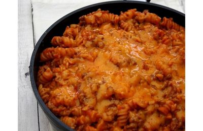 One pot pasta à la sauce tomate, boeuf haché et cheddar