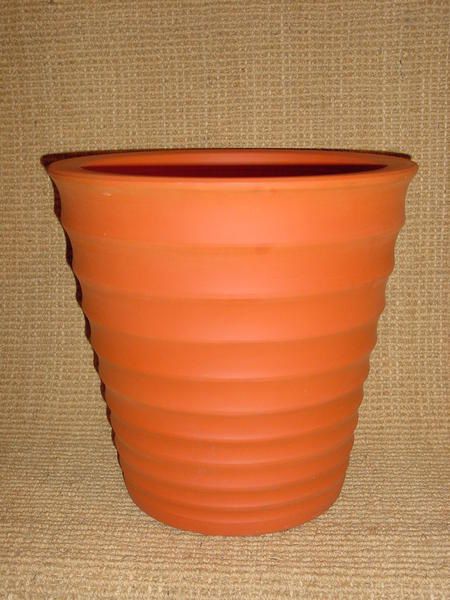 la couleur est obtenue par application de peinture(mate) ou d'émail(brillant)qui doit être recuit au four ;ces poteries sont disponibles à mobilis en guadeloupe mobilis-gpe@orange.fr 