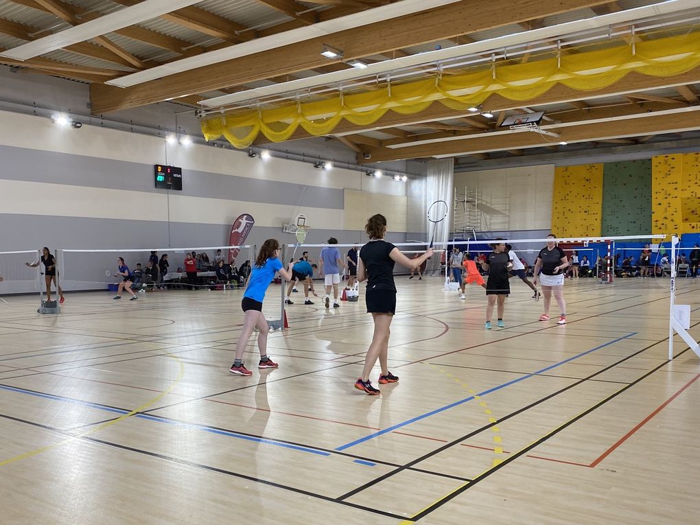Réunion d’équipe, marché du centre et badminton