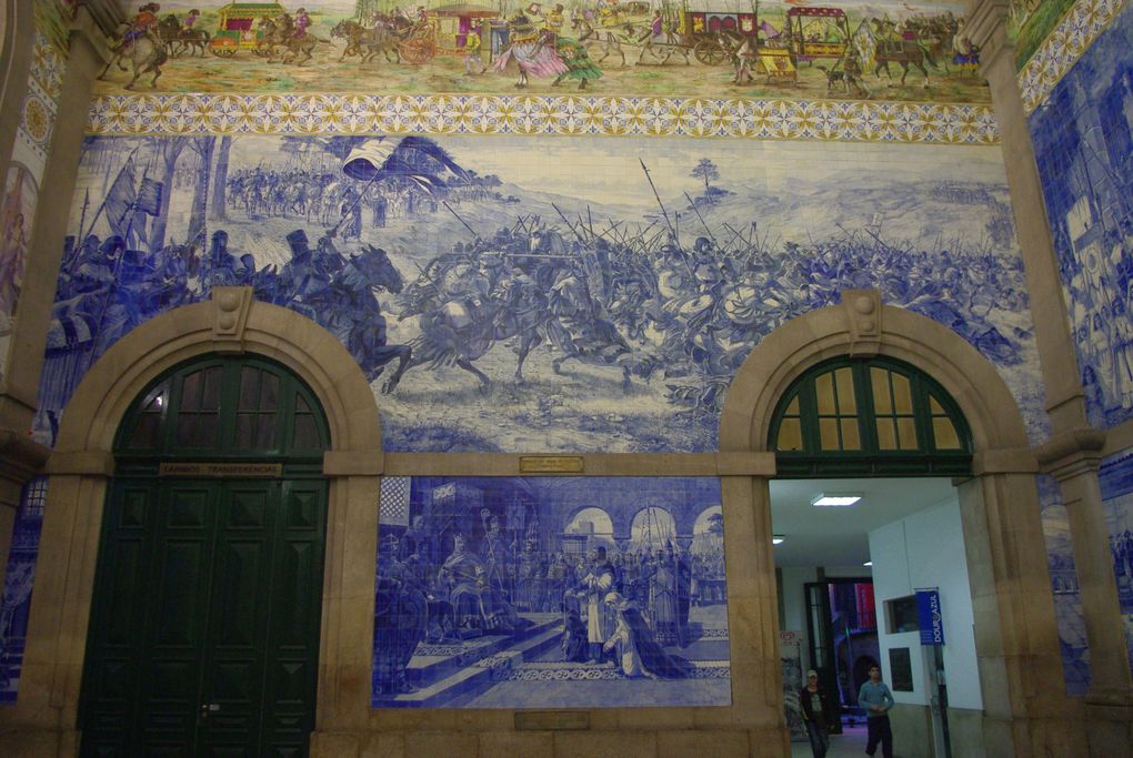 Les azulejos ont souvent été utilisés pour couvrir des murs ou des façades entières. En voici quelques exemples dont certains sont très célèbres.