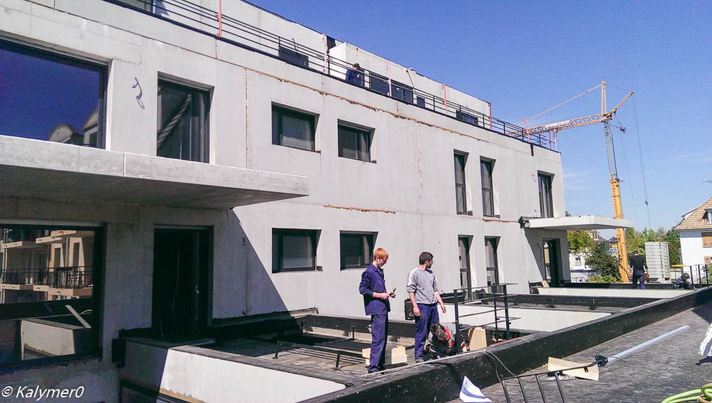 Pose sur chantier après déchargement et ventilation des modules sur les différents balcons.