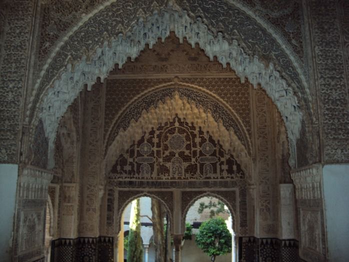 Si vous passez près de Grenade, n'hésitez pas à visiter l'Alhambra, la "forteresse rouge" héritage des sultants Maures qui envahirent l'Espagne au 8éme siècle. Véritable bijou d'architecture noyé dans une végétation luxuriante et de splendides jardins.