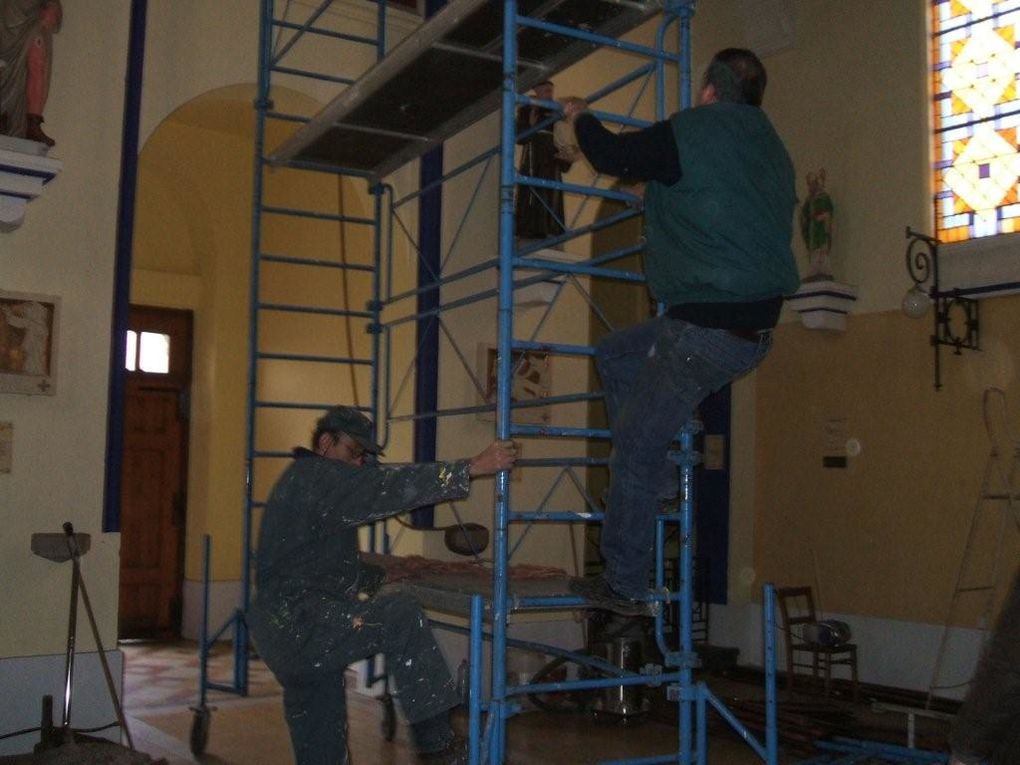 Rénovation de l'Eglise de Guillemont de 2004 à 2008.
Les travaux ont été en partie entrepris avec la participation des habitants du village.
6 décembre 2007 : L'Abbé Nicolas a aidé les enfants à créer les phrases qui ont été peintes dans l