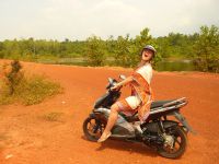 Dernière étape  à Kompong Song, ou Sihanoukville, ville portuaire à l'extrème sud : plages , cocotiers , snorkelling dans les îles proches, chutes et cascades très populaires, excursion en vroum vroum, promenade en bateau sur la mangrove .... Je vous laisse imaginer... 