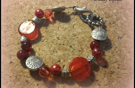 Parure de rouge , collier mi-long et bracelet .