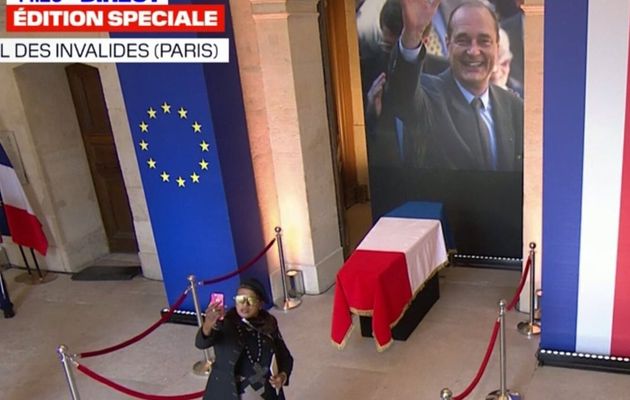 Les selfies devant le cercueil de Chirac ulcèrent les réseaux sociaux